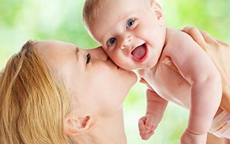 lachendes Baby mit Mutter